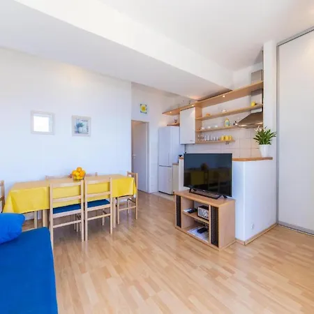 Apartment M&f Brist